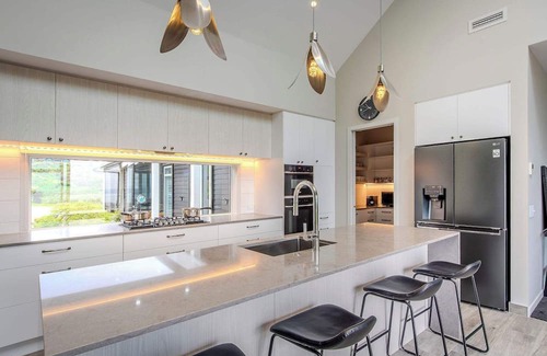 Lynmore House | Jojo's Lookout - Stunning Lake Views with Spa