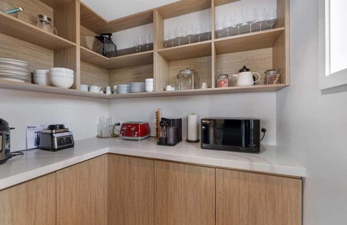 Fernhill House | Luxury Away - Twin Heights-AC-Free Parking-BBQ