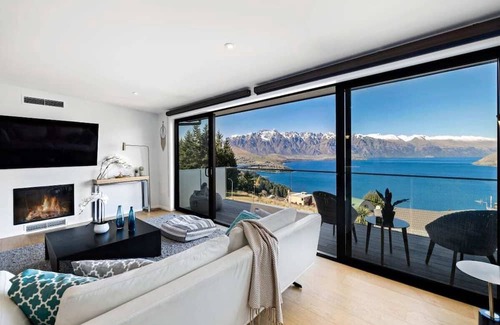 Fernhill House | Luxury Away - Twin Heights-AC-Free Parking-BBQ