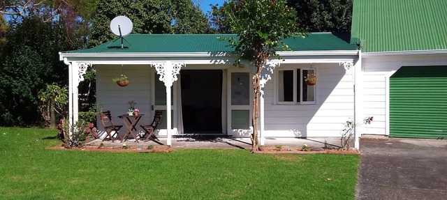 Stellar Cottage - Set on Sunny & Serene 1.75 Acres. Close to Town/wi-fi