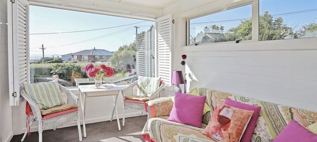 ‘White ivory cottage’ in beautiful Taramea Bay