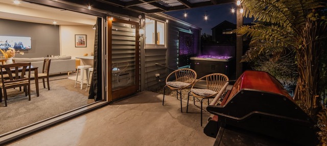 Peaceful City Cottage + HOT TUB