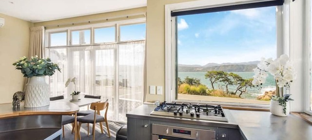 Waterfront 2-bed cottage, Karaka Bays