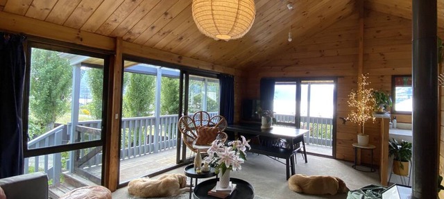 Kiwi Bach vibes, lake views, close to town