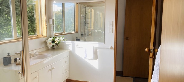 Kennealy House - an ideal spot to relax, 15 minute walk to town and lake.