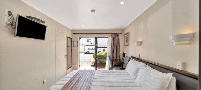 Tudor Court Motor Lodge