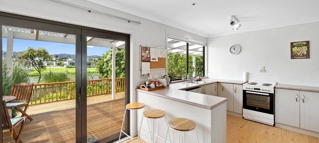Lagoon Haven - Waikanae Holiday Home