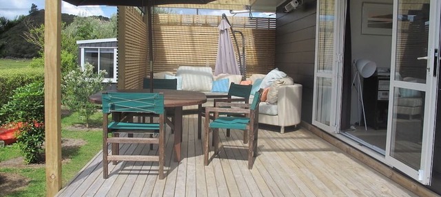 Cosy three-bedroom bach - 20-second walk from the beach - kayaks, mooring