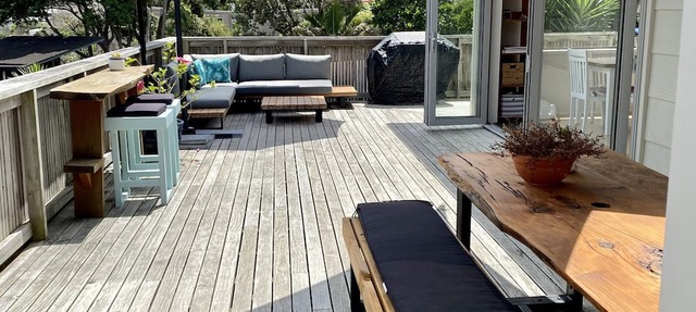Sunny, bright inviting home 14 minute walk to the main beach
