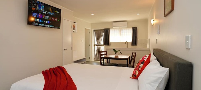 Dukes Midway Lodge