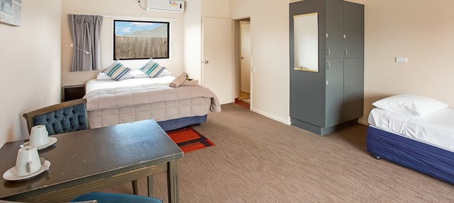 Beachcomber Lodge & Backpacker