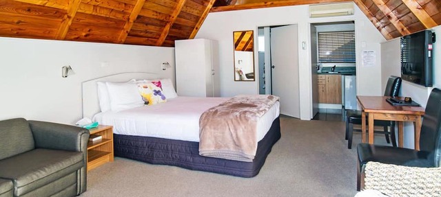 Mountain Chalets Motel