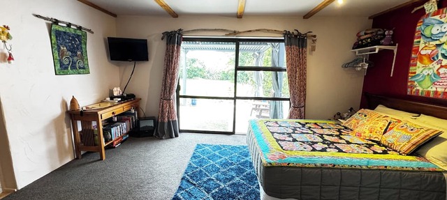 Cosy, self contained boutique studio.