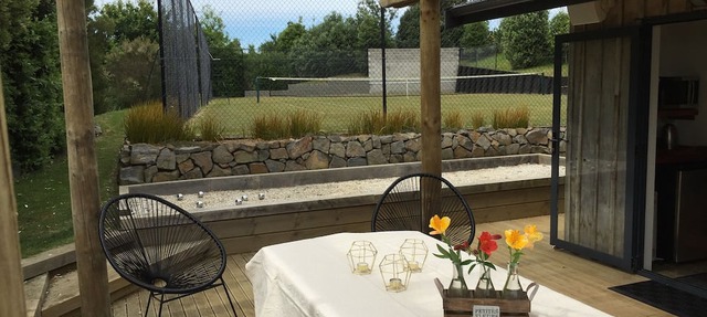 Okete Landing - Lifestyle retreat on Raglan harbour with grass tennis court.