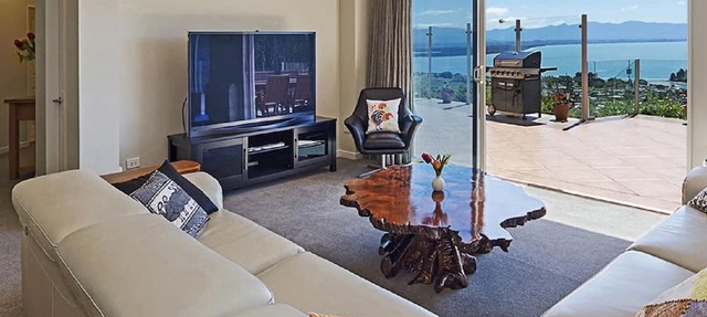 Seasbreeze 3 - Spacious, Sunny Nelson Holiday Home with Sea Views!