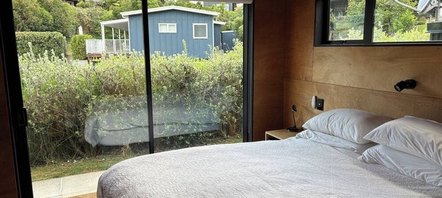 Stylish Contemporary Urban Retreat. 4 minute walk to the beach.