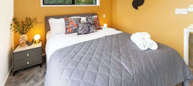 Modern Hideaway: 2-Bed Townhouse
