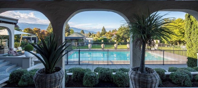Luxury Spanish Villa in the Heart of Cromwell