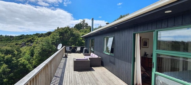 Sunny, comfortable island retreat with all the comforts of home