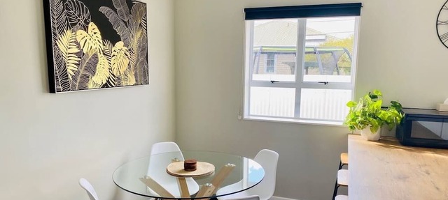 Petone Beach - Entire Villa & Optional Sleep-Out