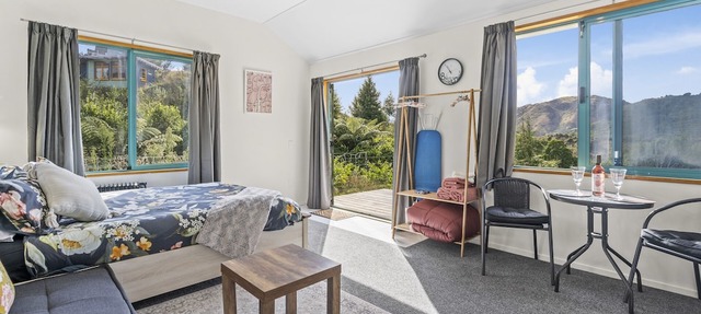 Hilltop View - Nikau Valley Paraparaumu Cottage