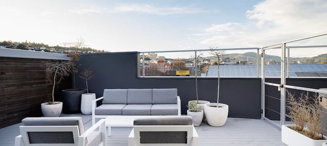 Central Double Story Apartment w Spa Pool!
