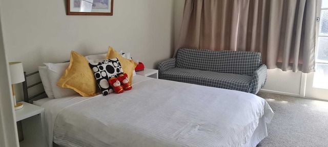 Sunlit Self-Contained Studio in Epsom - Couples Welcome!