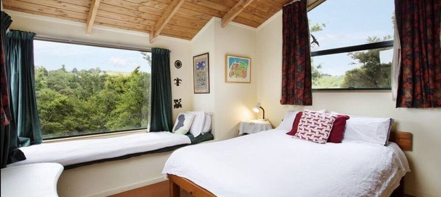A slice of paradise. Kiwi Bach settled in native bush & just 2 mins the beach