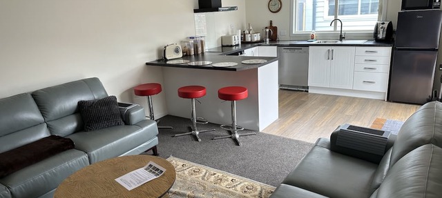 Beautifully renovated duck back cottage Close to Bay and town