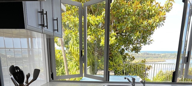 Sea views, 3 minutes drive to Paihia, 3 bed home