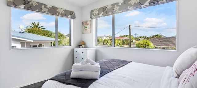 Belmont Hideaway with parking and close to beach