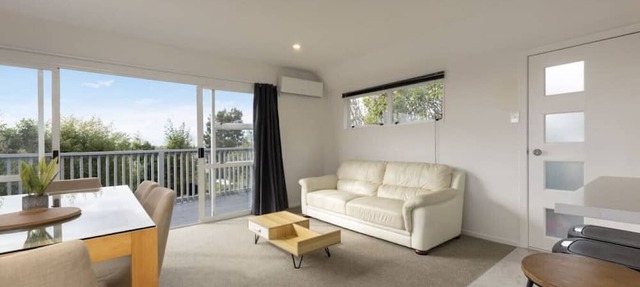 Back House 1564 · The Cottage: 4 Bedroom 3 bath Mount Roskill