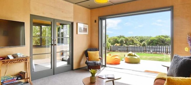 Splash Hut - Beach front Bach with a retro vibe