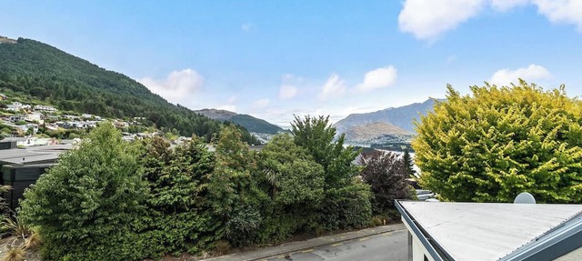 Sarahs Scenic Stay | Mountain Lake Views