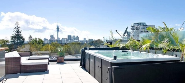 Entertainers penthouse with 5 bedrooms pool & spa