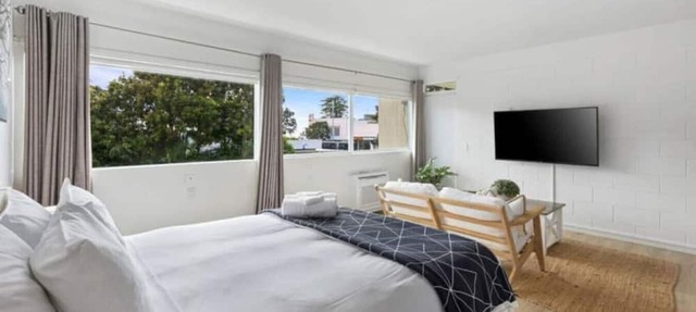 Sun Soaked Studio| Full Kitchen | Sea Views