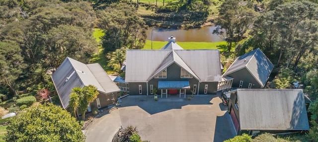 Pet friendly, self-contained loft with private deck & small garden