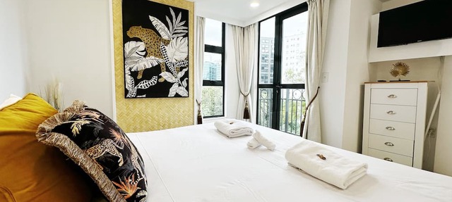 *Pool, spa, two balconies, park views!*
