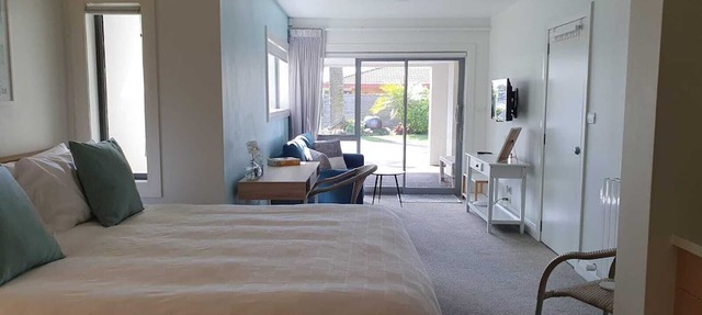 Coastal Studio - 1 minute to Town and Beach