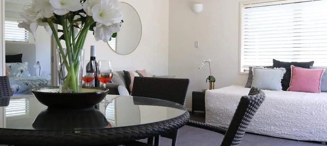 Retreat on Rita -Cozy 1-Bedroom Mount Maunganui, Outdoor Patio, king-Size Bed – Steps from Beach & Vibrant Strip