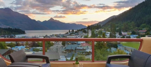 Expansive home in the Heart of Queenstown with Stunning Views.