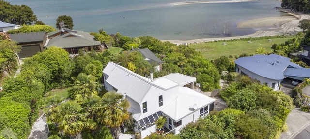 BEACH FRONT Palms on-the-beach Main Beach House. KAITERITERI .(Abel Tasman)
