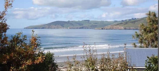 Sea & beach views with safe swimming 15 min north of Dunedin.