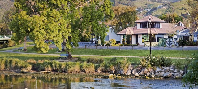 Riverside Villa - In the City by the River!