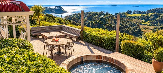 Crescent Villa - Palm Beach Views & Hot Tub