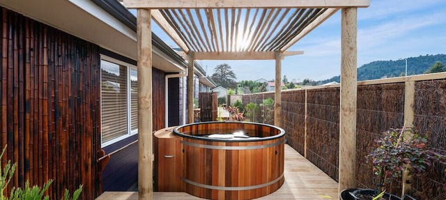 The Purple House - Ohakune Home with Spa Pool