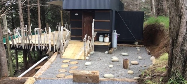 Detach from the rat race! Relaxing coastal retreat one hour from Auckland.