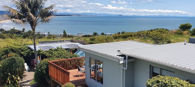 Separate, self contained, single bedroom house with stunning ocean views