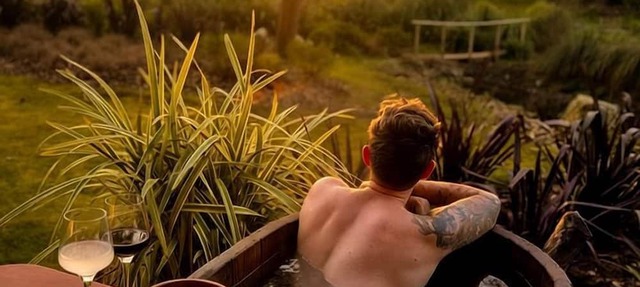 Amazing Renovated Airstream with Hot-Tub Under the Stars in Canterbury
