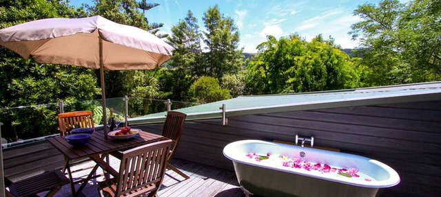 Romantic Cottage Rental with Outdoor Bathtub in Bay of Islands, New Zealand